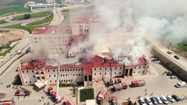 Hastanenin bacasında başlayıp çatısına yayılan yangına çok sayıda itfaiye ekibi müdahale etti.