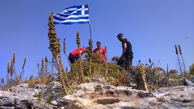 Ege'de kayalıklara dikilen Yunan bayrağı indirildi