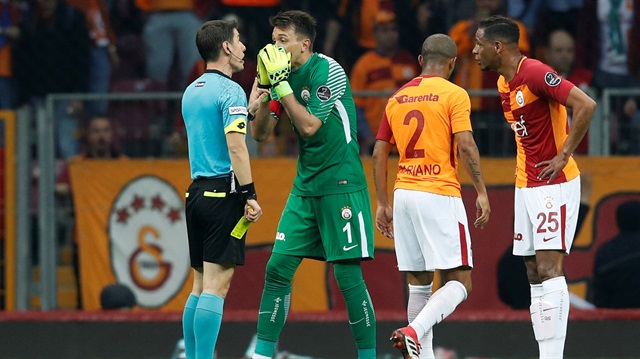 Muslera kalesinden çıkarak hakem Umut Meler'e itirazlarda bulundu.