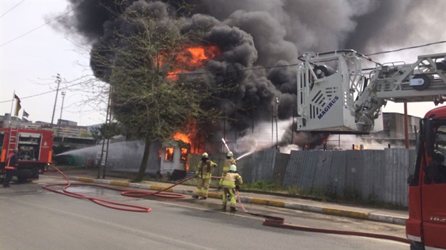 Sancaktepe'deki yangının ardından bölgeye çok sayıda itfaiye ekibi gönderildi.