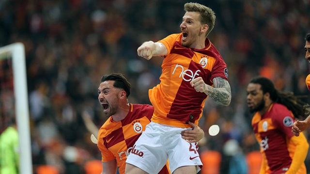 Süper Lig'de Galatasaray Başakşehir'i 2-0 yendi ve liderlik koltuğuna yükseldi. 