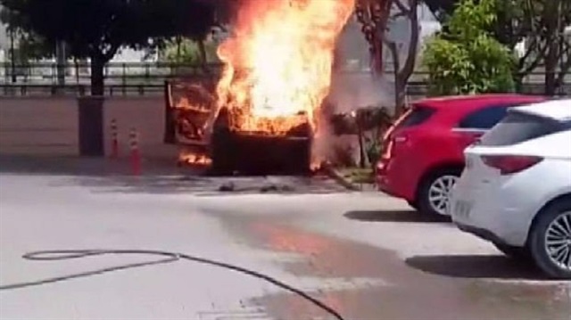 Adana'da alev topuna dönen araca vatandaşlar müdahale etti