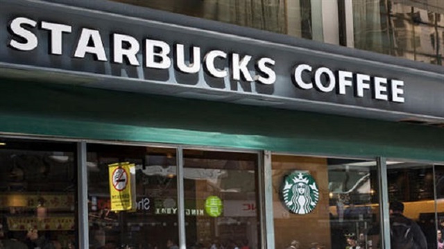 Starbucks'ta arkadaşlarını bekleyen iki siyahi, polisler tarafından gözaltına alındı.