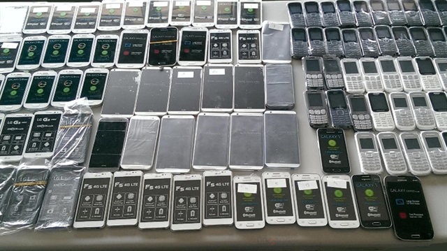 Ele geçirilen cep telefonlarının piyasa değerinin yaklaşık 1,5 milyon TL olduğu kaydedildi. Arşiv.