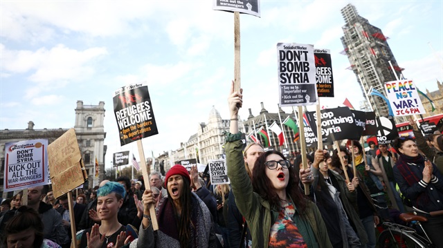 İngiltere'de Suriye operasyonu protestosu