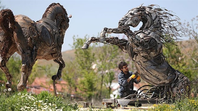 Güzel Sanatlar Fakültesi öğrencisi Özkan'ın, metalden yaptığı atlar sanatseverlerin ilgisini çekiyor. 