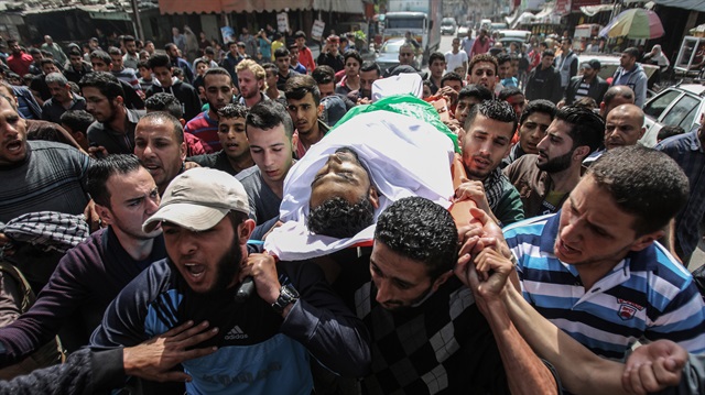 İşgalci İsrail askerleri, Gazze'deki barışçıl gösterilere gerçek mermi kullanarak Filistinlileri şehit ediyor.