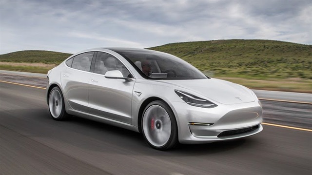 Tesla, Model 3'ün üretimini üç katına çıkarmak için 7/24 vardiya sistemine geçiyor