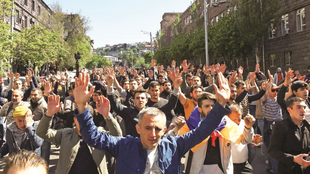 Sarkisyan karşıtları ile polis arasında yaşanan çatışma anlarının görüntüleri yayınlandı. 