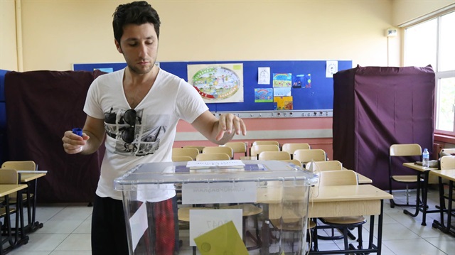 Seçim tarihi itibariyle 18 yaşını dolduran her Türk vatandaşı seçme ve halkoylamasına katılma hakkına sahip olarak sandığa gidebilecek.