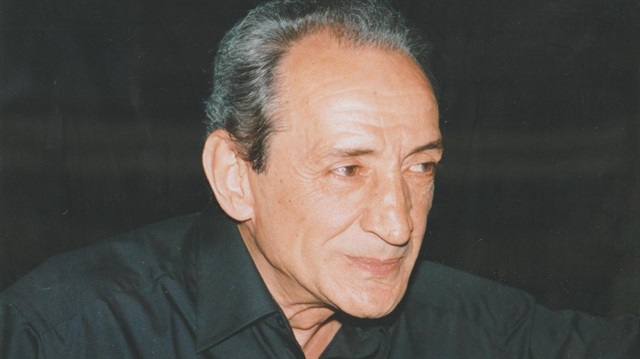 Evli ve üç çocuk babası olan Safi'nin ilk şiirlerini Orhan Gencebay bestelemişti. 