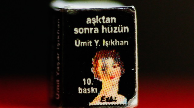 بالصور.. شاعر تركي يصدر أصغر كتاب ديوان شِعر في العالم