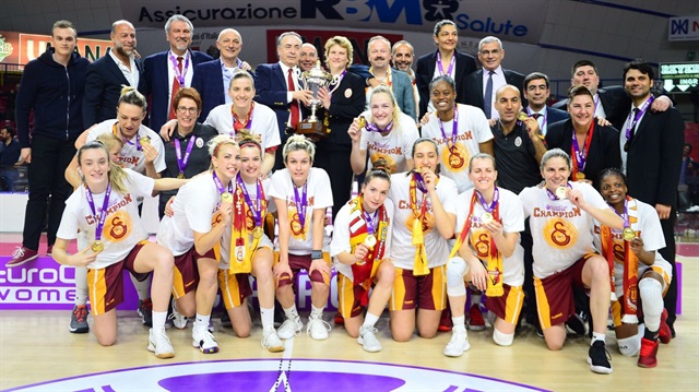FIBA Avrupa Kupası finalinde İtalya'nın Reyer takımını geçerek şampiyonluğa ulaşan Galatasaray Kadın Basketbol Takımı, kupasını aldı.