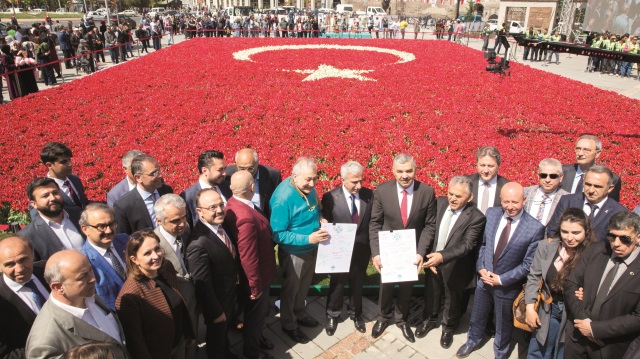 Kayseri Büyükşehir Belediyesi, 168 bin lale kullanarak dünyanın en büyük bayrağını Cumhuriyet Meydanı’nda oluşturdu.
