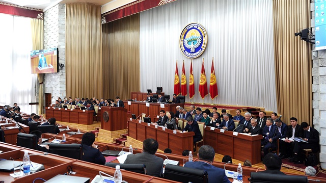 Kırgız parlamentosunun yeni koalisyon görüşmeleri için toplanması bekleniyor.

