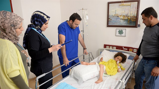حياة 3 أطفال سوريين بيد أطباء أتراك!