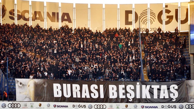 Beşiktaşlı taraftarlar Kadıköy'de. 