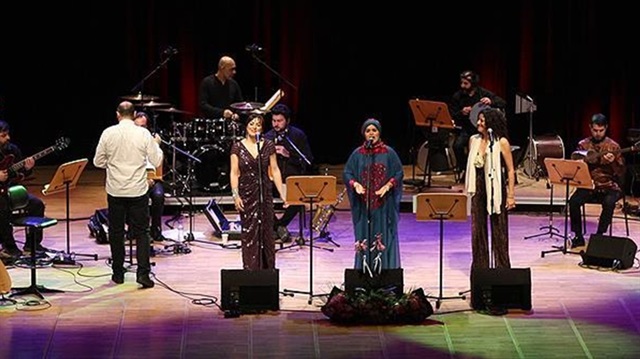 Türk, Azeri ve Yunan sanatçılar birlikte sahneye çıktı. 