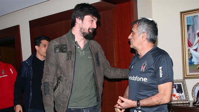 Beşiktaş'ın kaptanları hocalarına geçmiş olsun ziyaretinde bulundu.