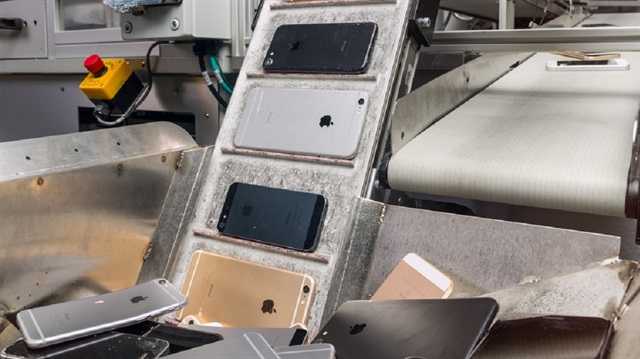 Apple'ın yeni telefon öğütücüsü Daisy saatte 200 adet cihazı parçalarına ayırabiliyor. 