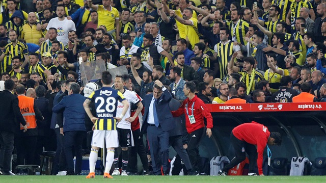 Fenerbahçe-Beşiktaş derbisi çıkan olaylar sebebiyle yarıda kaldı. 