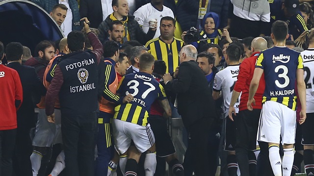 Kadıköy’de Fenerbahçe ile Beşiktaş arasında oynanan Türkiye Kupası yarı final maçı, tribün terörü yüzünden yarım kaldı.