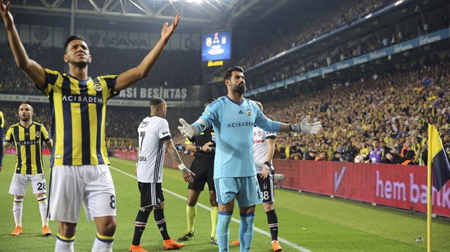 Fenerbahçeli futbolcular sahaya yabancı madde atan taraftarlara böyle tepki gösterdi.