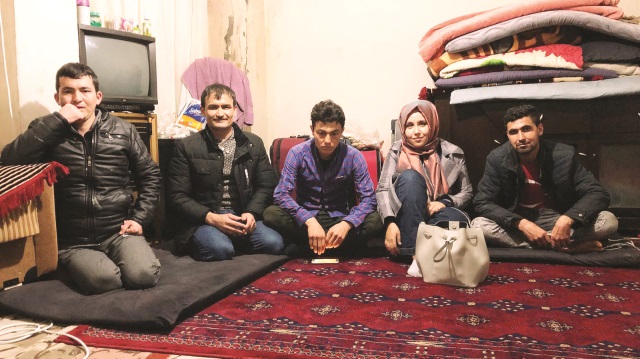 Zeytinburnu’nda merdiven altı depodan bozma bir yerde yaşamlarını sürdüren 4 mültecinin evine misafir olduk. 