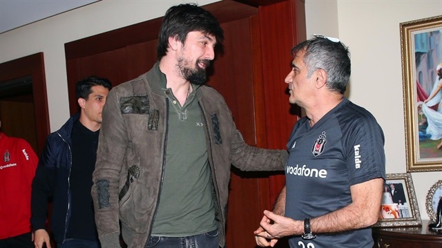 Beşiktaş'ın kaptanları dün Şenol Güneş'i evinde ziyaret etti.