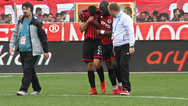 Gençlerbirliği futbolcusu Alper Uludağ 3-0 yenildikleri Osmanlıspor maçı sonrası orta sahada yere çökerek ağladı.