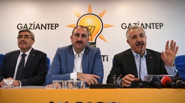 Ulaştırma, Denizcilik ve Haberleşme Bakanı Arslan (sağda) ile Adalet Bakanı Gül Gaziantep'te bir programa katıldı.