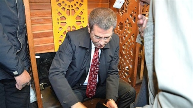 ​بالصور والفيديو.. وزير الدفاع التركيّ يمسح أحذية مواطنين أتراك!
