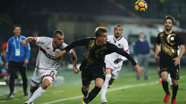Süper Lig'de Osmanlıspor ile Gençlerlerbirliği karşı karşıya geliyor. 