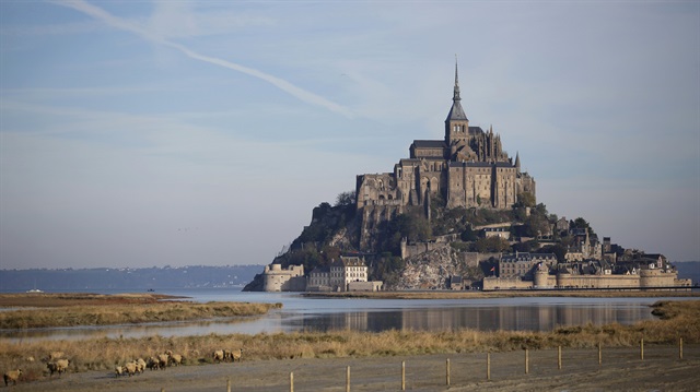 Eyfel Kulesi'nden sonra en çok ziyaretçi çeken Mont-Saint-Michel adası. 