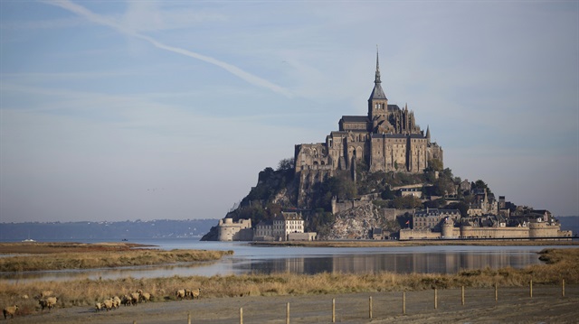 Eyfel Kulesi'nden sonra en çok ziyaretçi çeken Mont-Saint-Michel adası.