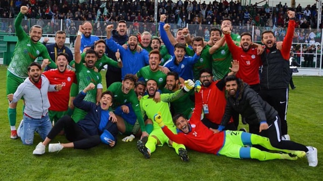 Serik Belediyesporlu futbolcuların 3. lig sevinci. 