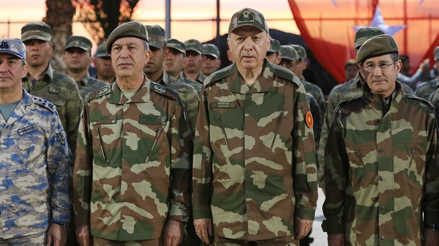 Birliklere dağıtılacak kamuflajları, Cumhurbaşkanı Erdoğan ve komuta kademesi de giymişti. 