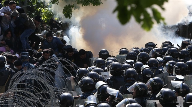 Ermenista'da polis, protestoculara müdahale ediyor.