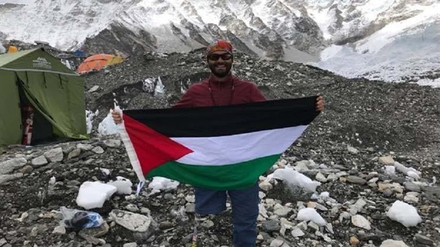 Filistinli Jarah Al-Hawamdeh tek bacağıyla Everest’in zirvesine çıktı. 