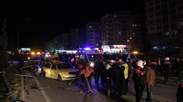 112 Acil Servis ekipleri yaralılara olay yerinde müdahale ederken, can pazarının yaşandığı kazada yaralanan 22 kişi ambulanslarla hastaneye kaldırıldı.