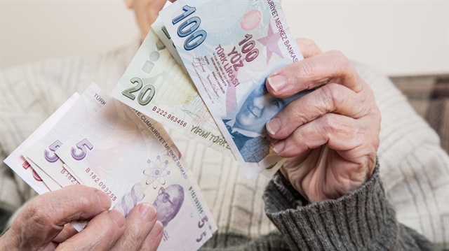 Halen maaşı bin 18 liranın altında olan emeklilere aylığının yüzde 5'i, üstünde olanlara yüzde 4'ü oranında ek ödeme veriliyor.