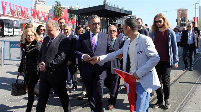 23 Nisan törenine katılan Sezgin Tanrıkulu'na bir partili tepki gösterdi.