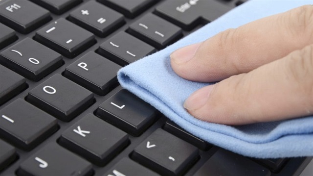 ABD merkezli bir sağlık kuruluşunda görev alan doktor ve hemşireler, toplu alanlarda kullanılan klavyelerin en azından günde bir kez temizlenmesi gerektiğini söylüyor. 