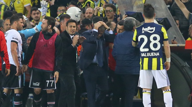 Olaylı Fenerbahçe-Beşiktaş derbisinde Şenol Güneş, başına gelen yabancı maddelerin ardından soyunma odası tüneline gitmiş ve sonrasında hastaneye kaldırılmıştı. 