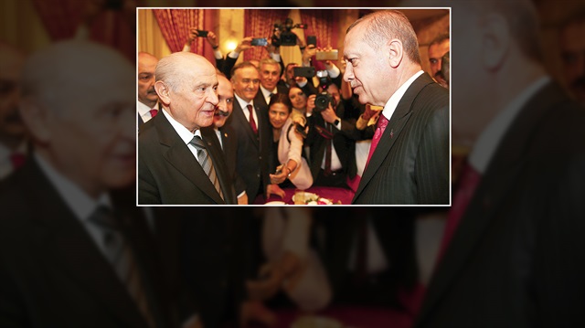 Cumhurbaşkanı Erdoğan TBMM’deki 23 Nisan resepsiyonunda Bahçeli ile sohbet etti.