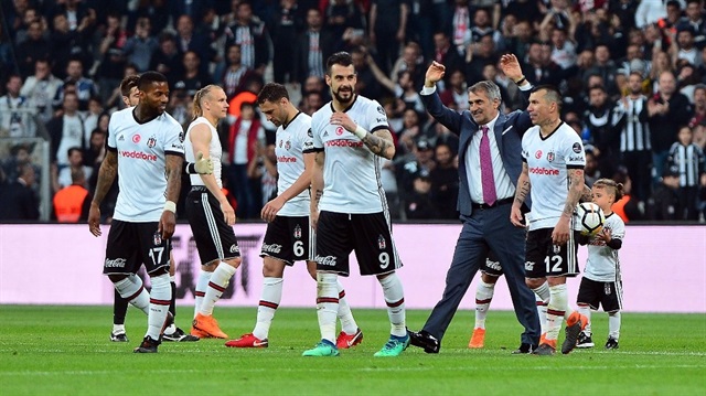 Şenol Güneş, Vodafone Park'ta Yeni Malatyaspor maçı sonrası taraftarın sevgi gösterisine böyle karşılık verdi.