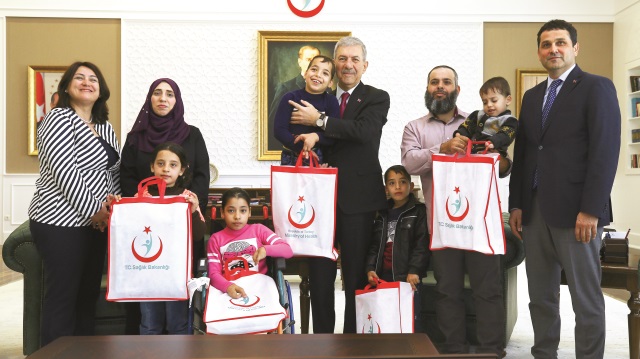 Bakan Demircan, Filistinli çocuklara hediye verdi ve fotoğraf çektirdi.