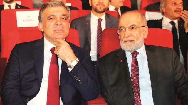 Gül ve Karamollaoğlu, Erbakan Ödülleri töreninde bir araya geldi.