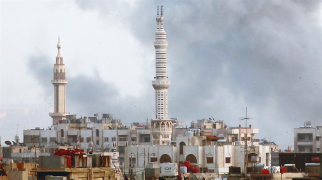 Şam’ın abluka altındaki Yermuk bölgesi günlerdir Esed güçlerince bombalanıyor.