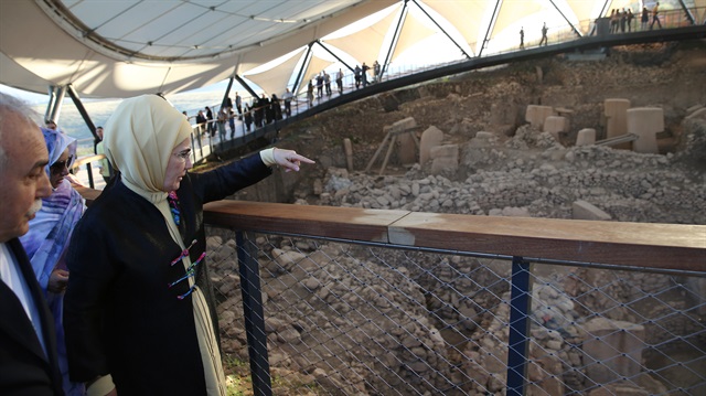 Emine Erdoğan, Şanlıurfa ziyareti kapsamında son yılların en önemli arkeolojik keşfi olan Göbeklitepe'yi ziyaret etti.
